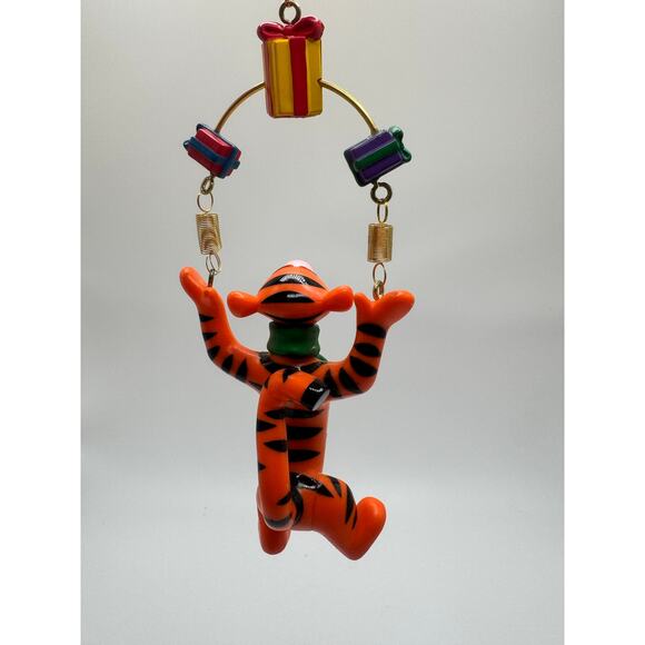 Hallmark Keepsake Tigger with presents Winnie the Pooh Christmas Ornament no box - Picture 4 of 5